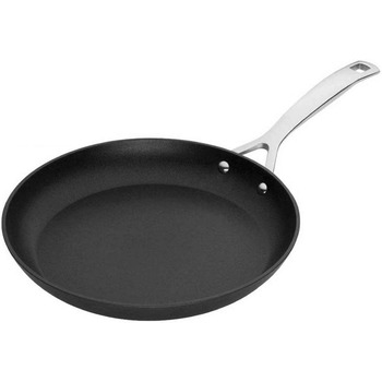 Cковорода 22 см плоская с антипригарным покрытием, черная Le Creuset