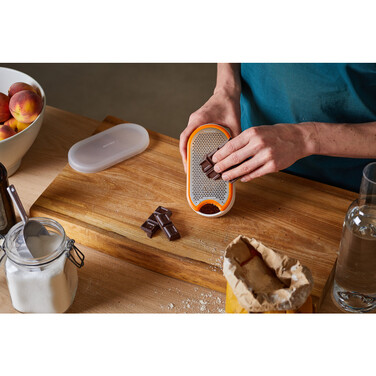 Терка с контейнером белая Fiskars Functional Form (1019530)