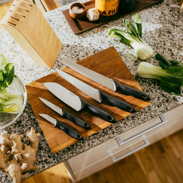 Набор ножей Fiskars Essential в деревянном блоке (1023782)