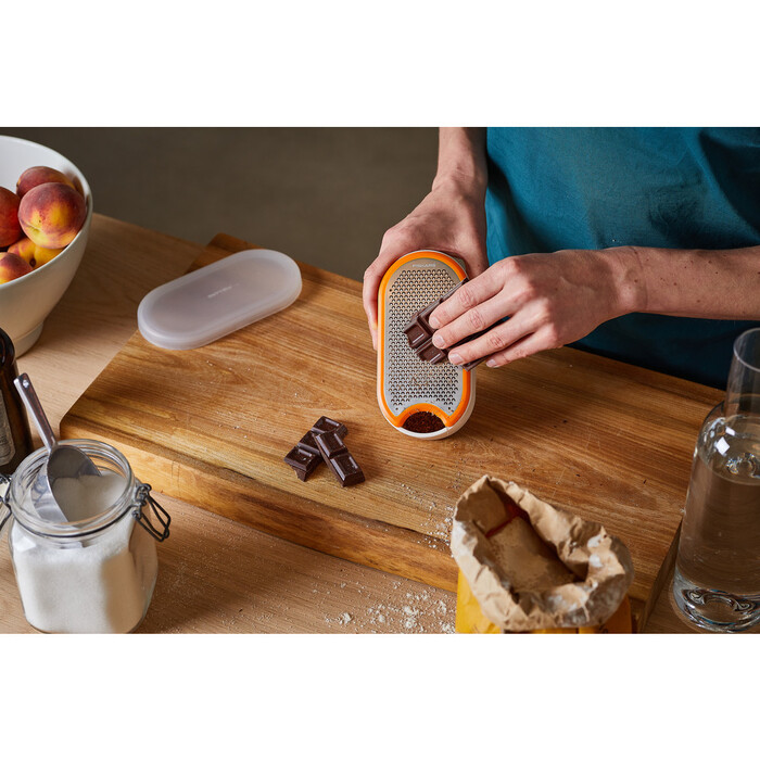 Терка с контейнером белая Fiskars Functional Form (1019530)