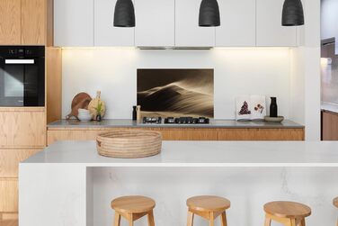 Панель для кухонного фартуха, бризкозахисна панель, декор для кухні, алюмінієва панель, бризкозахисна панель для плити, альтернатива скляній панелі, чорна - з малюнком - суцільна - чорна - темна - (пустеля, 100x65 см)